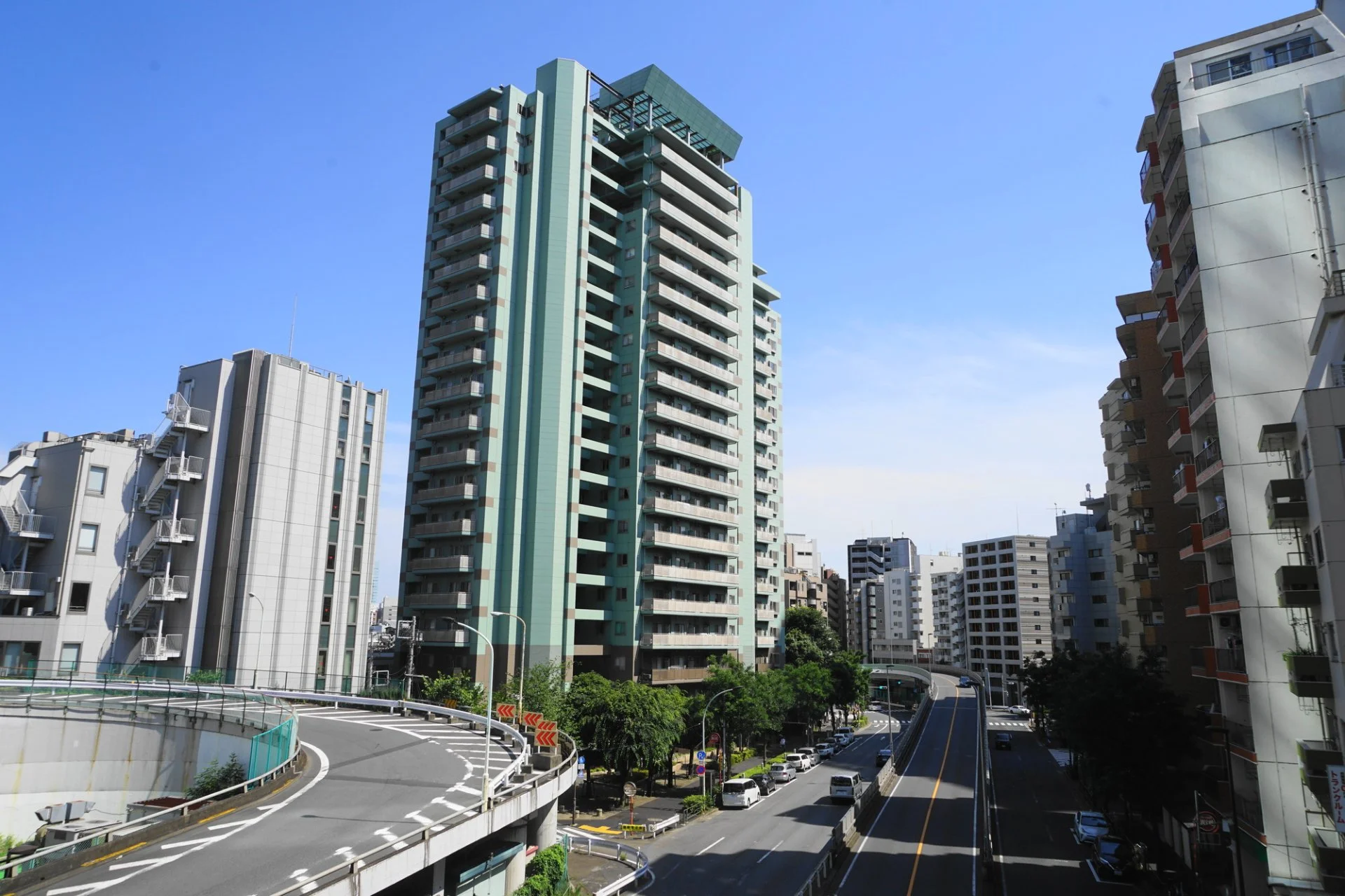 住宅や店舗が並ぶ目黒区青葉台の通りに面した建物の外観